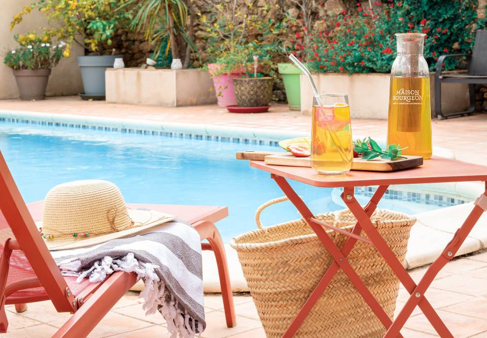 Un thé glacé Maison Bourgeon au bord de la piscine