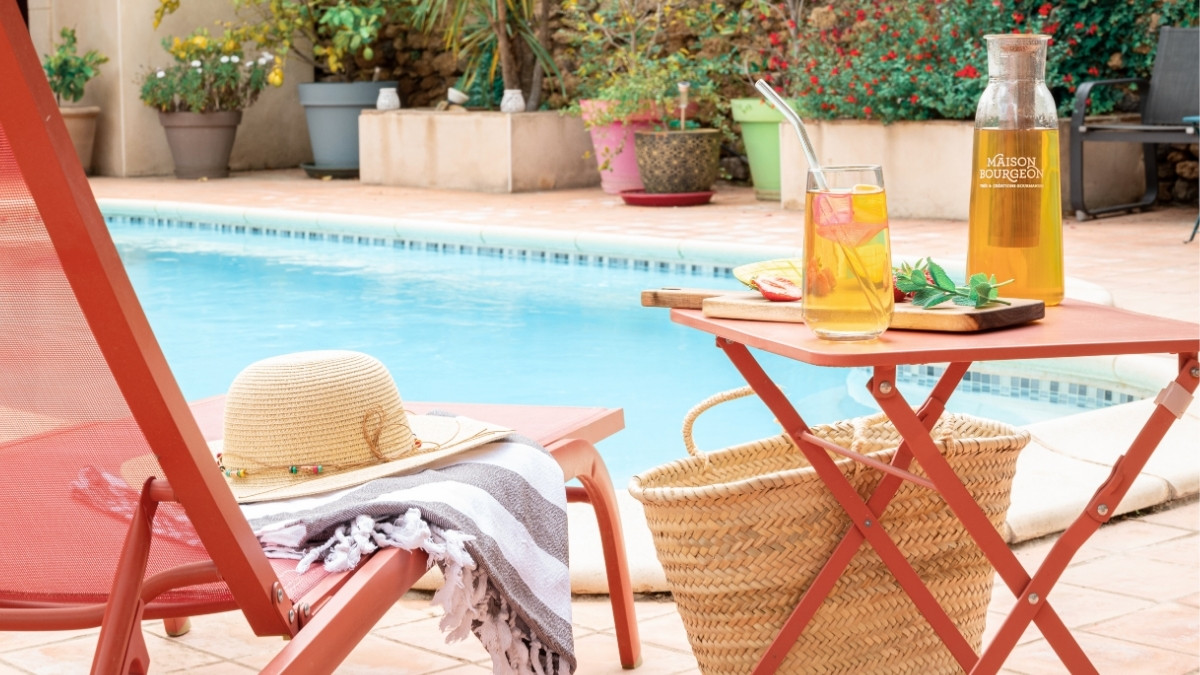 Un thé glacé Maison Bourgeon au bord de la piscine