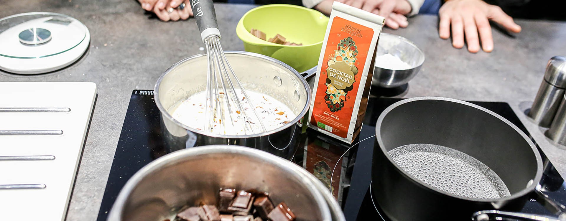 Un dessert de fête au chocolat et Cocktail de Noël